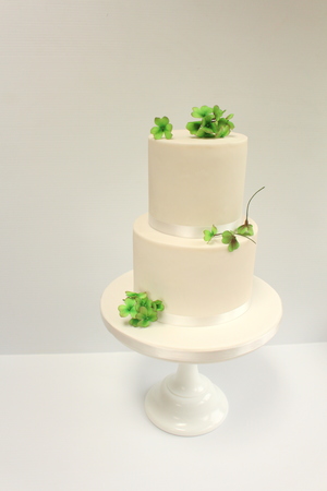 Simple, contemporary and elegant Weddingcake design with an Irish twist in form of handcrafted sugar shamrocks