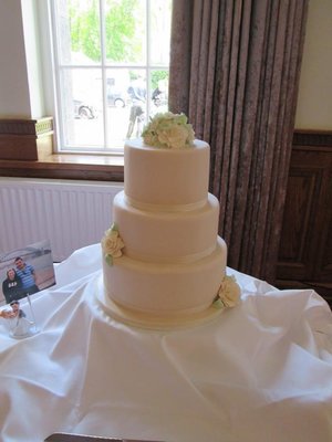 elegant Ivory roses wedding cake