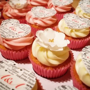Cupcakes decorated vanilla heart