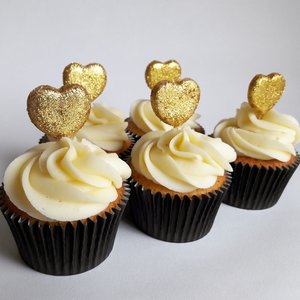 Cupcake decorated vanilla gold hearts 1