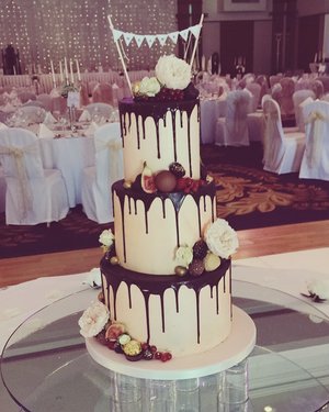 buttercream chocolate drip cake wedding cake 