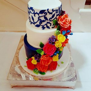 Wedding cake royal blue and flowers