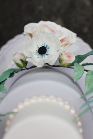 Vintage Rose & Anemone Wedding Cake. Image by Portraits By Patrick