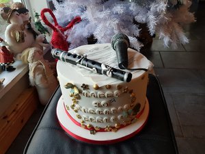 All edible even the microphone and flute 😊