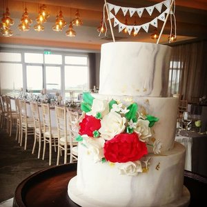 Contemporary wedding cake
