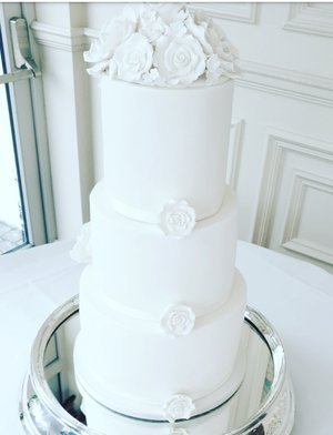 Remember everyone sees the back of your Wedding Cake aswell 