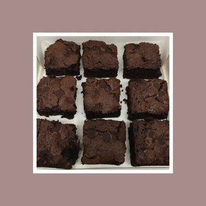 Make someone's day with these amazing chocolate brownies! Treat yourself to a box or brighten your friends or family's day with our delicious chocolate indulgent brownies 😋🍫